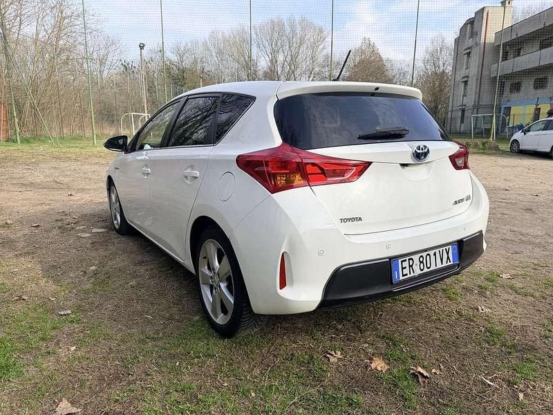 Usata Toyota Auris Hybrid Lounge 99 CV (72 kW) 2013 Bianco Berlina