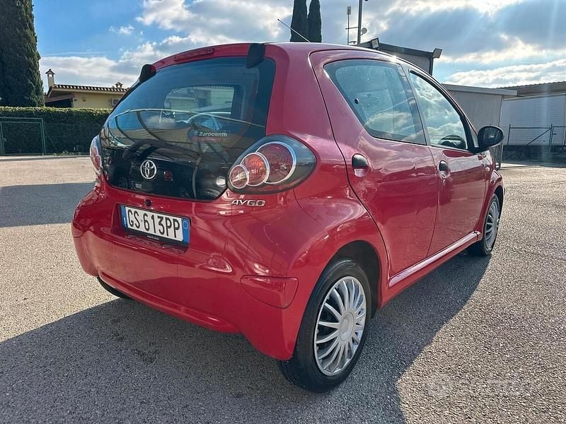 Usata Toyota Aygo Connect Style 68 CV (50 kW) 2014 Rosso Utilitaria