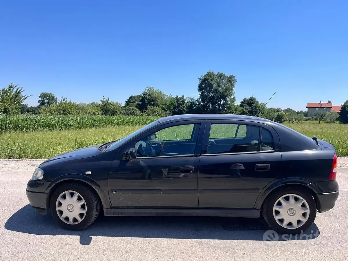 Usata Opel Astra 90 CV (66 kW) 1998 Nero Berlina