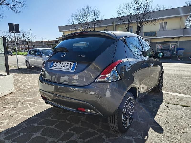 Usata Lancia Ypsilon Gold 69 CV (50 kW) 2023 Grigio Utilitaria