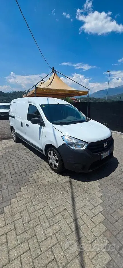 Usata Dacia Dokker Ambiance 82 CV (60 kW) 2015 Bianco Monovolume
