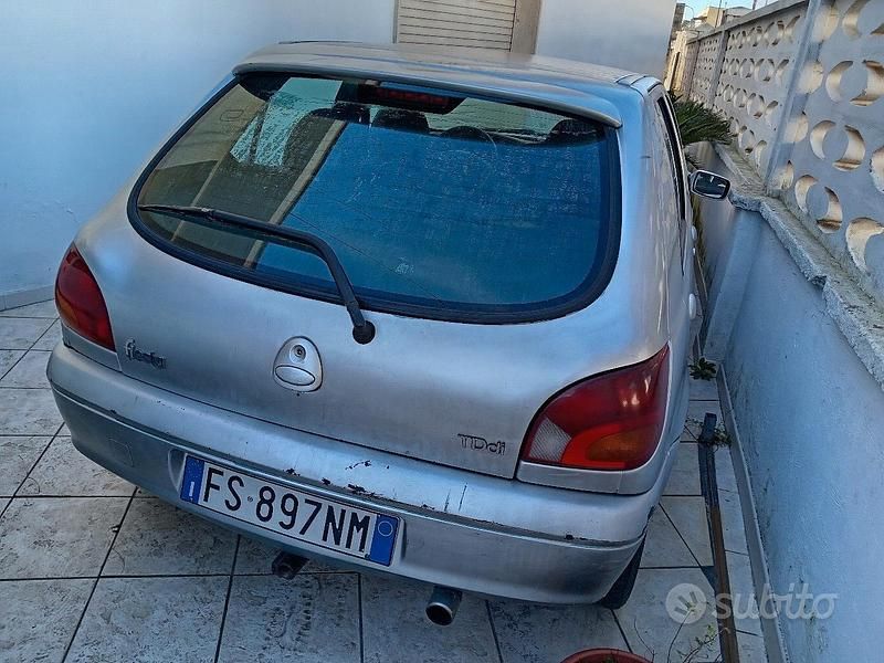 Grigio Usata 2001 Ford Fiesta Tre volumi | 1300 € - Immagine 1/3