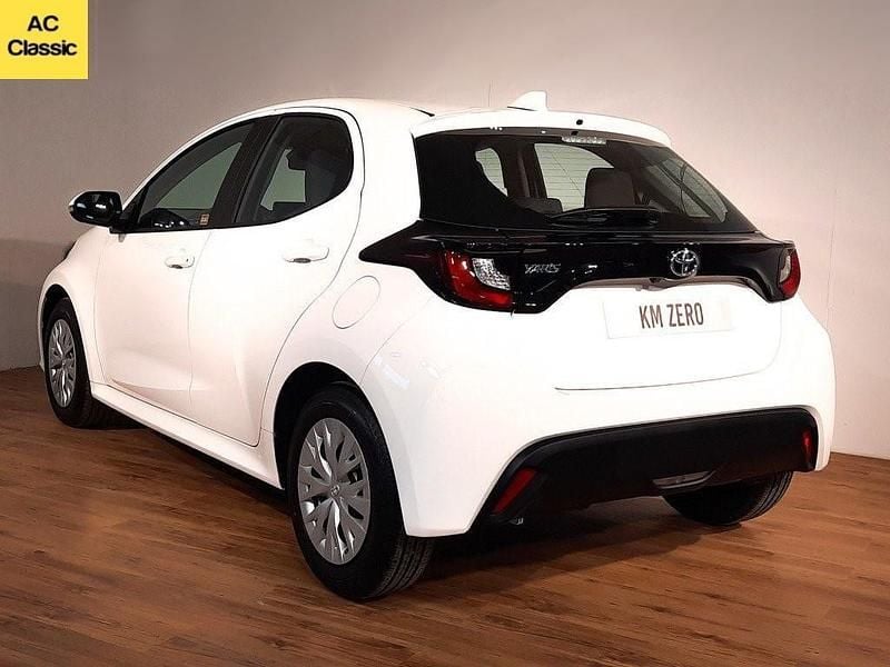Usata Toyota Yaris Hybrid Active 92 CV (67 kW) 2022 Bianco Berlina