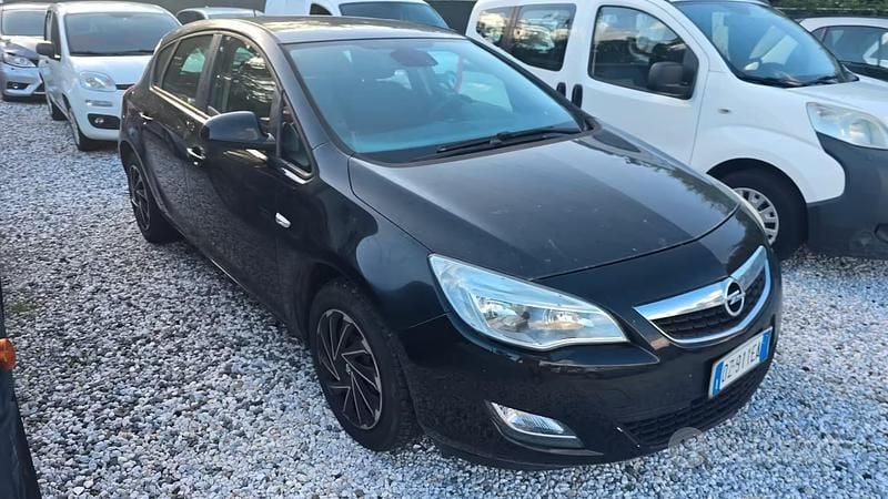 Usata Opel Astra 100 CV (73 kW) 2010 Nero Berlina
