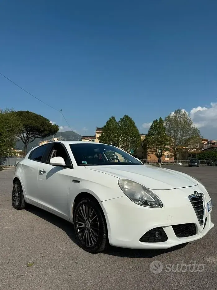 Usata Alfa Romeo Giulietta Distinctive 105 CV (77 kW) 2011 Bianco Utilitaria