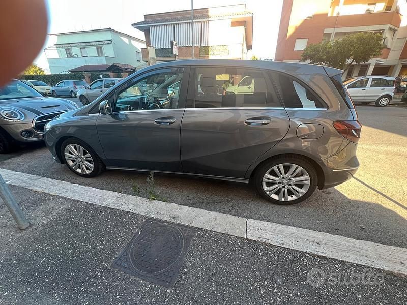 Usata Mercedes B180 122 CV (89 kW) 2013 Grigio Monovolume