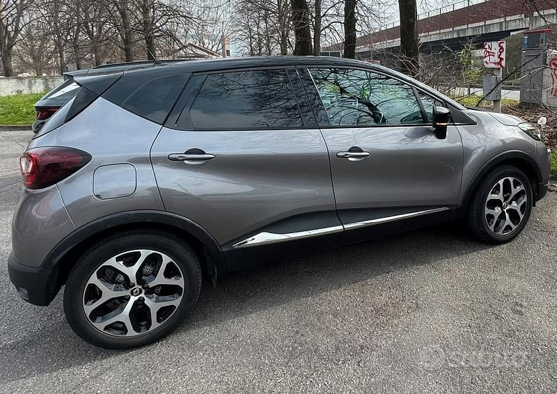 Usata Renault Captur 131 CV (96 kW) 2019 Grigio SUV