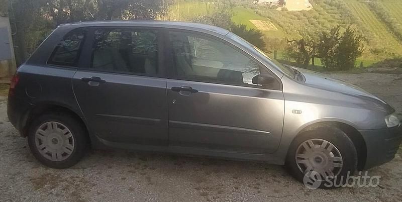 Usata Fiat Stilo 80 CV (58 kW) 2004 Grigio Berlina