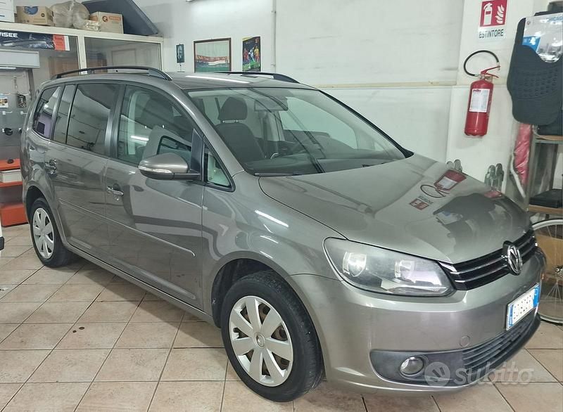 Begagnad VW Touran 150 HK (110 kW) 2011 Grå Minibuss