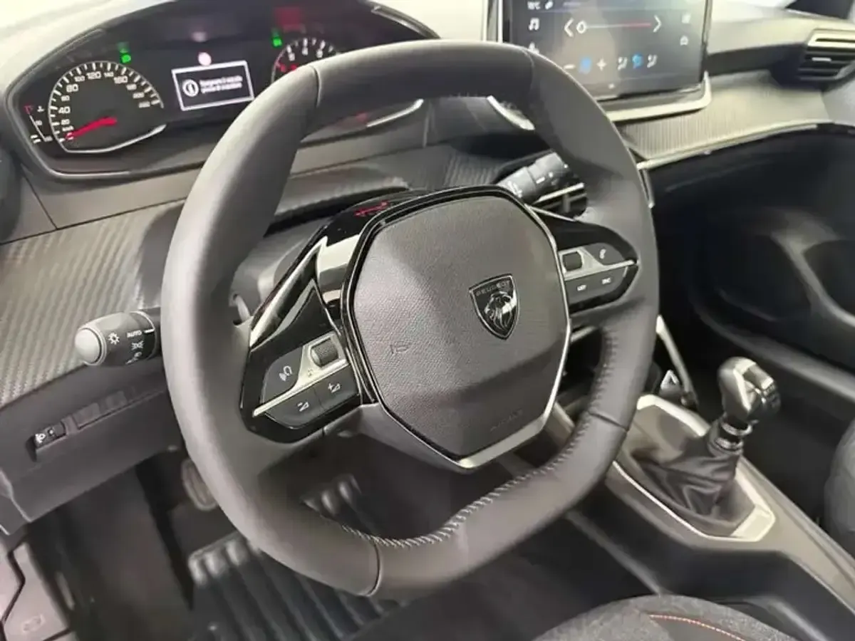 Usata Peugeot 208 Allure 101 CV (74 kW) 2024 Nero Utilitaria