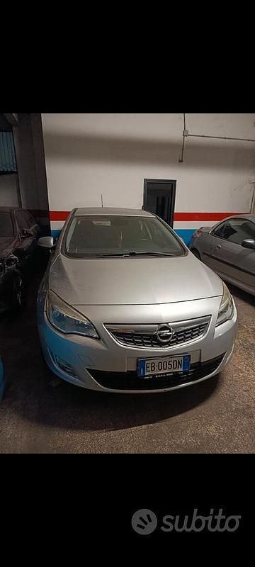 Usata Opel Astra 110 CV (80 kW) 2010 Grigio Berlina
