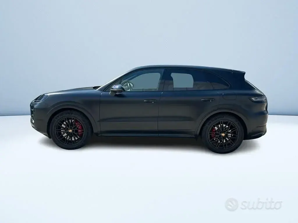 Usata Porsche Cayenne 353 CV (259 kW) 2024 Nero metallizzato SUV