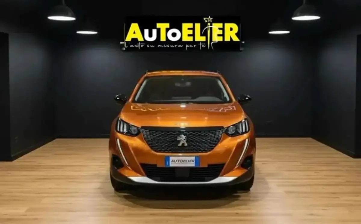 Usata Peugeot 2008 Allure 101 CV (74 kW) 2023 Arancione SUV