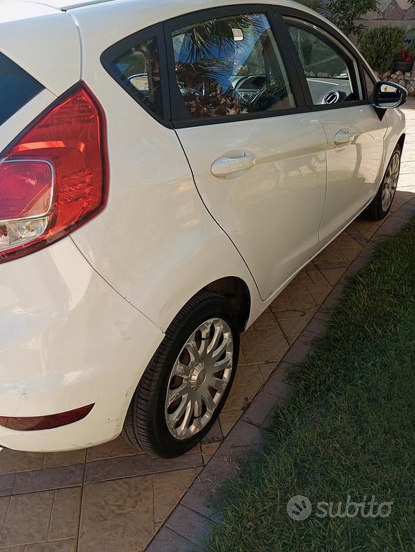 Second-hand Ford Fiesta 92 CP (67 kW) 2015 Alb Hatchback