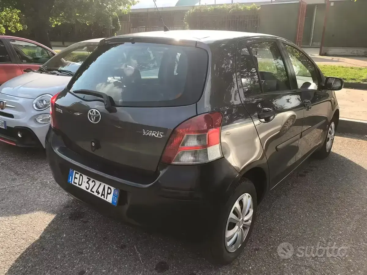 Usata Toyota Yaris 69 CV (50 kW) 2010 Grigio Utilitaria
