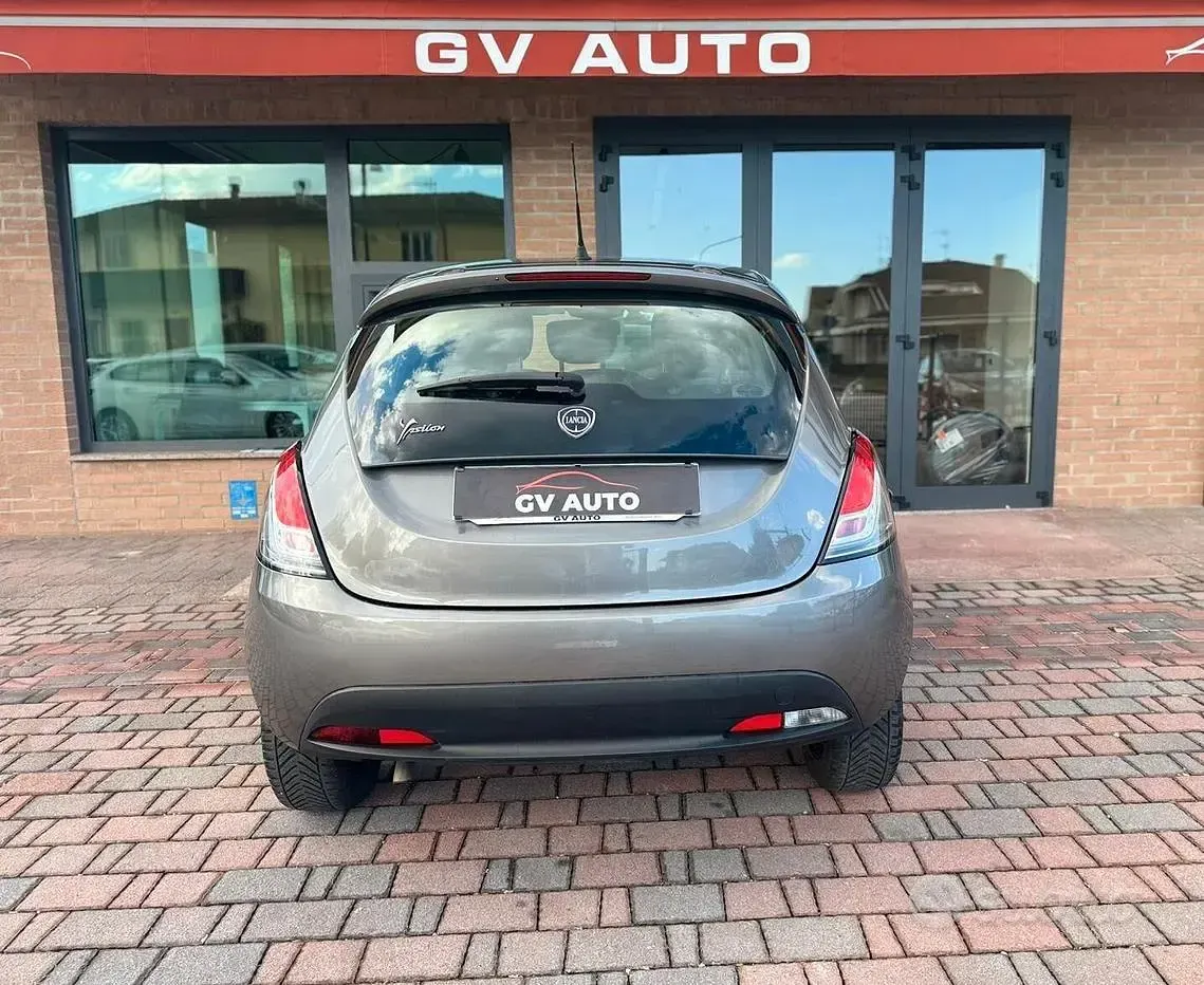 Usata Lancia Ypsilon Silver 69 CV (50 kW) 2016 Grigio Utilitaria