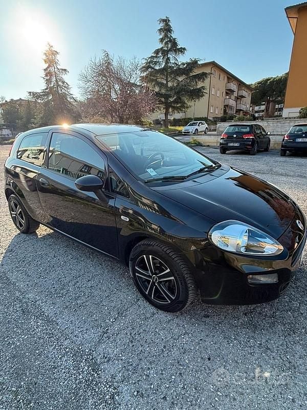 Usata Fiat Grande Punto 77 CV (56 kW) 2015 Nero Utilitaria
