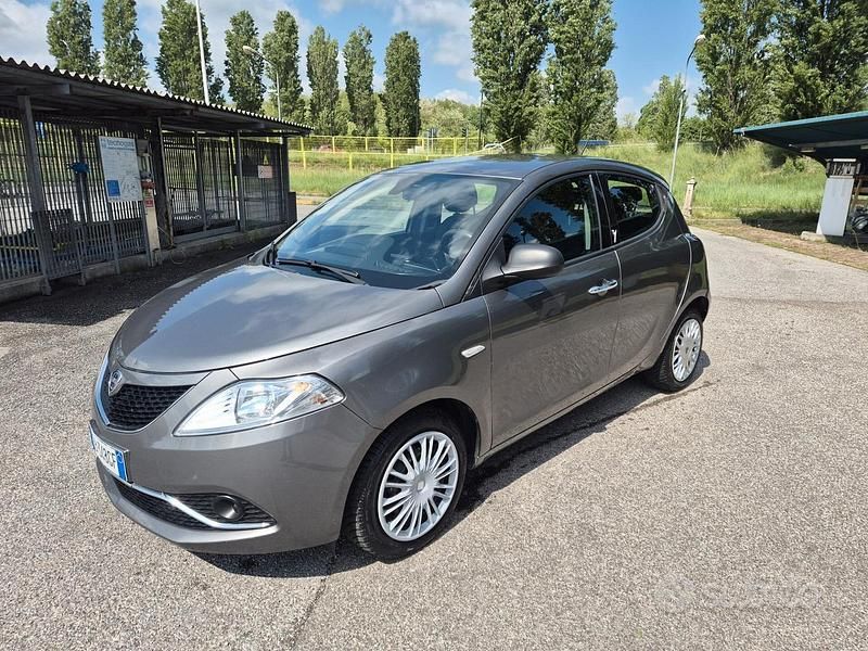 Usata Lancia Ypsilon 69 CV (50 kW) 2015 Grigio Utilitaria