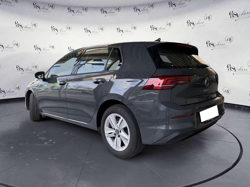 Käytetty VW Golf VIII Life 116 HP (85 kW) 2025 Harmaa Viistoperä
