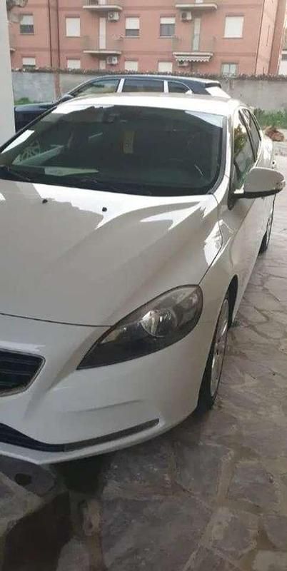 Bianco Usata 2014 Volvo V40 Tre volumi | 7400 € (Buon prezzo) - Immagine 1/4