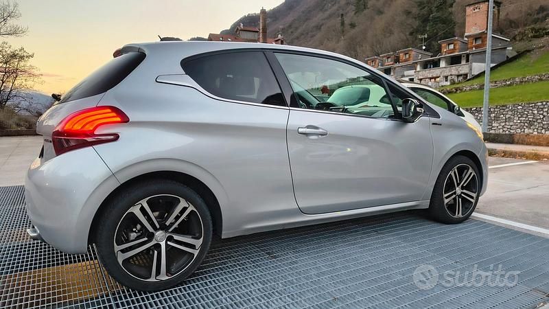 Usata Peugeot 208 GT-line 82 CV (60 kW) 2017 Grigio Utilitaria