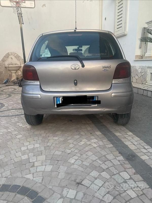Usata Toyota Yaris 75 CV (55 kW) 2003 Grigio Berlina