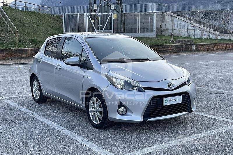 Usata Toyota Yaris Hybrid Lounge 75 CV (55 kW) 2014 Grigio Utilitaria