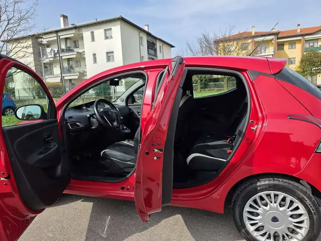 Usata Lancia Ypsilon Silver 69 CV (50 kW) 2017 Rosso Utilitaria