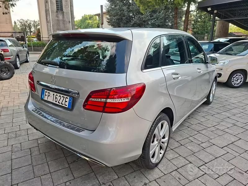 Usata Mercedes B180 Premium 109 CV (80 kW) 2018 Grigio Utilitaria