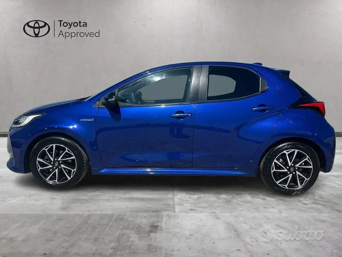 Usata Toyota Yaris Hybrid Lounge 92 CV (67 kW) 2021 Blu Berlina
