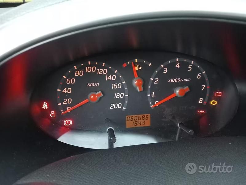 Usata Nissan Micra 65 CV (47 kW) 2004 Grigio Utilitaria