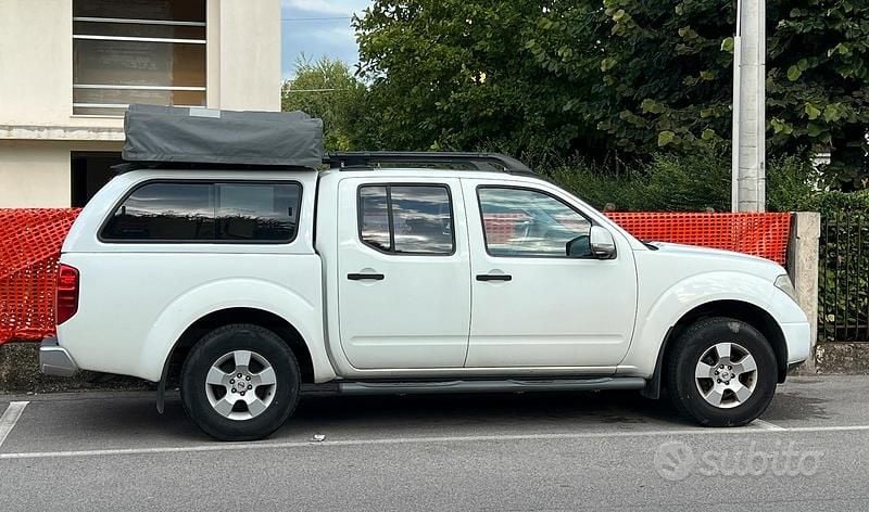 Bianco Usata 2009 Nissan Navara Pick-up | 12.000 € (Buon prezzo) - Immagine 1/2