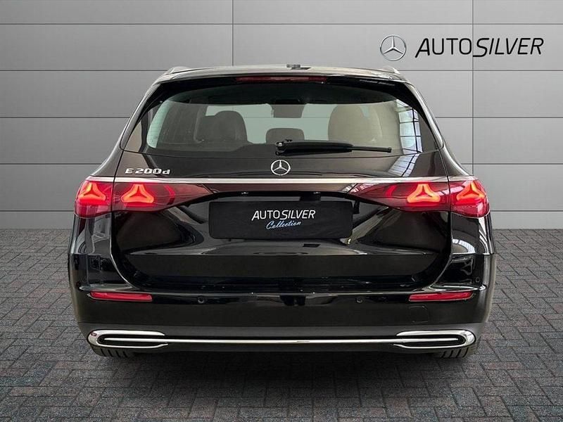 Usata Mercedes E200 Advanced 163 CV (119 kW) 2025 Nero / pastello Berlina