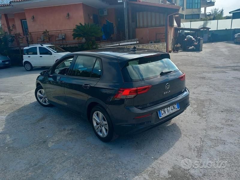 Usata VW Golf VIII Life 110 CV (80 kW) 2023 Grigio Berlina