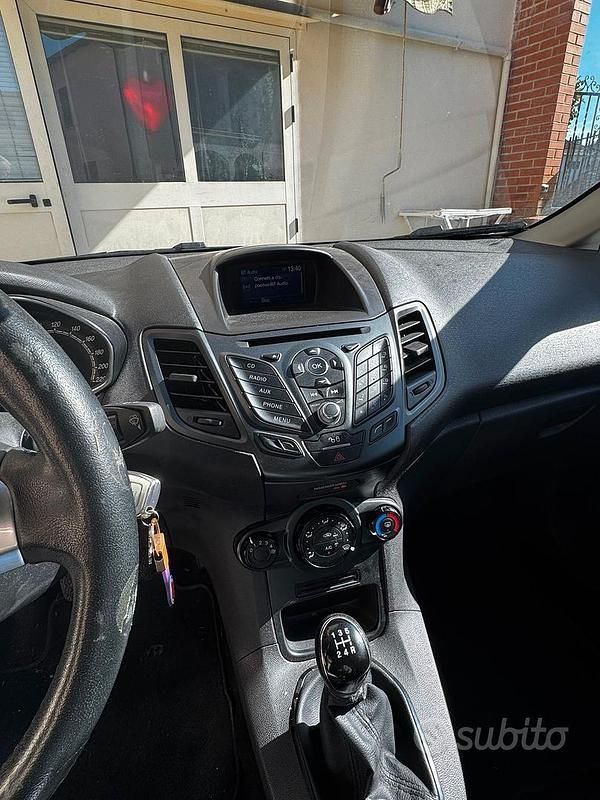 Usata Ford Fiesta 75 CV (55 kW) 2016 Grigio Berlina