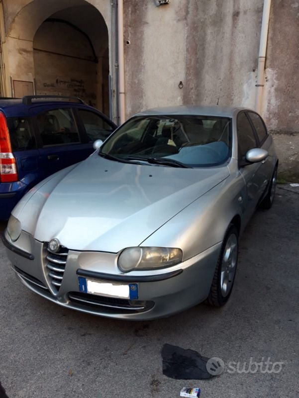 Usata Alfa Romeo 147 116 CV (85 kW) 2002 Grigio Utilitaria