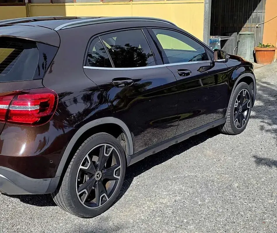 Usata Mercedes GLA200 136 CV (100 kW) 2017 Marrone SUV