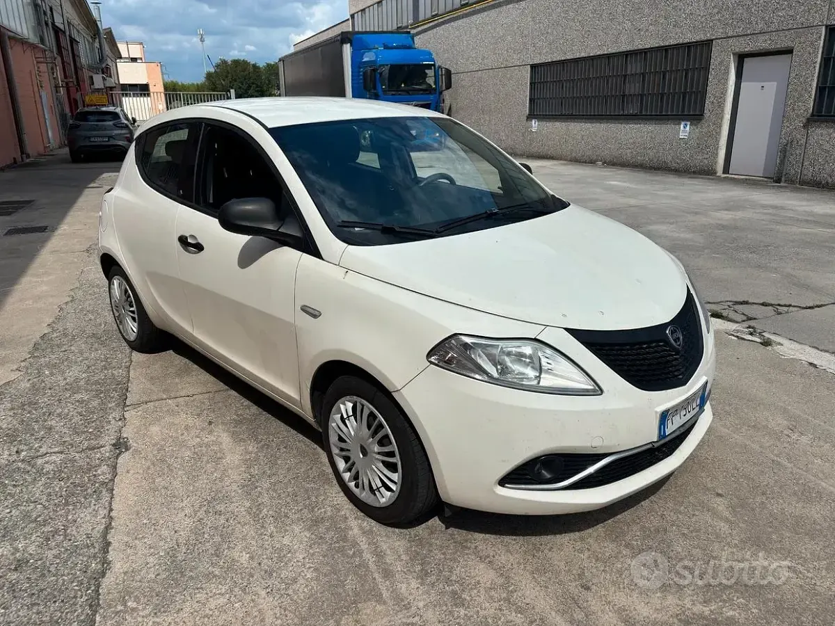 Usata Lancia Ypsilon Gold 69 CV (50 kW) 2018 Bianco Utilitaria