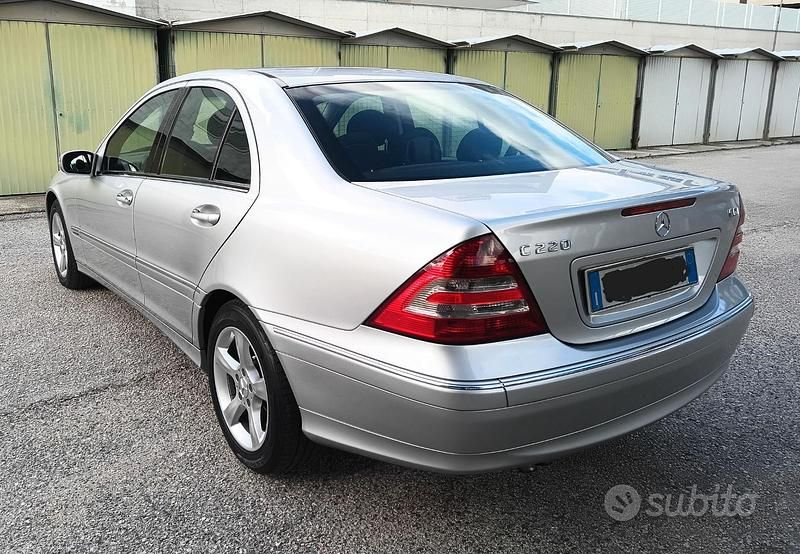 Usata Mercedes C220 Elegance 150 CV (110 kW) 2004 Grigio Berlina