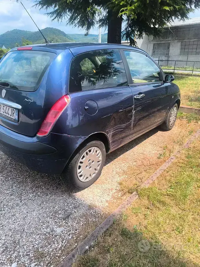 Usata Lancia Ypsilon 69 CV (50 kW) 2004 Bluazzurro Utilitaria