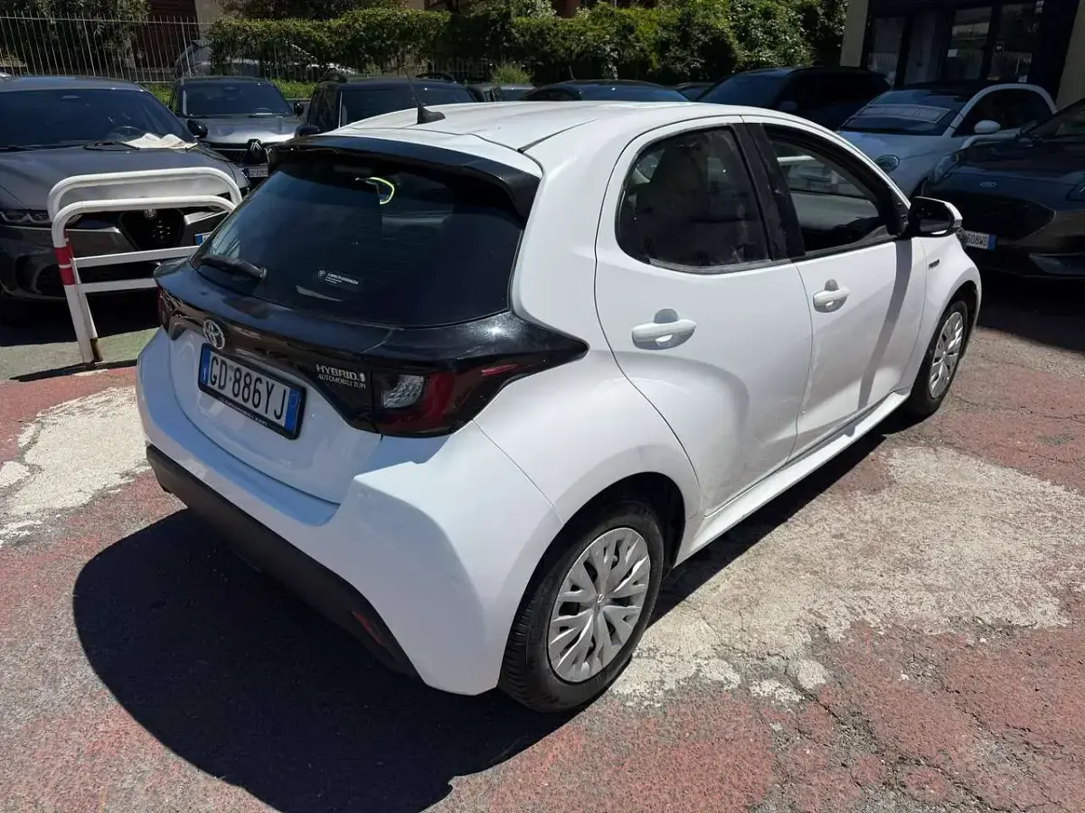 Usata Toyota Yaris Hybrid Lounge 92 CV (67 kW) 2021 Bianco Berlina