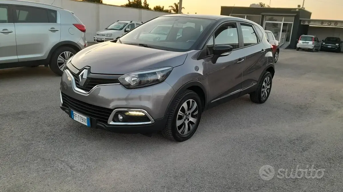 Usata Renault Captur Zen 90 CV (66 kW) 2016 Grigio SUV