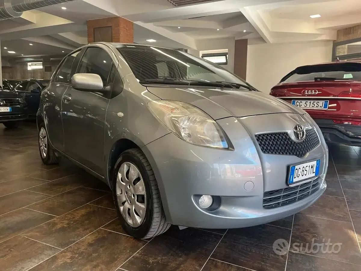 Usata Toyota Yaris Sol 69 CV (50 kW) 2007 Grigio Utilitaria