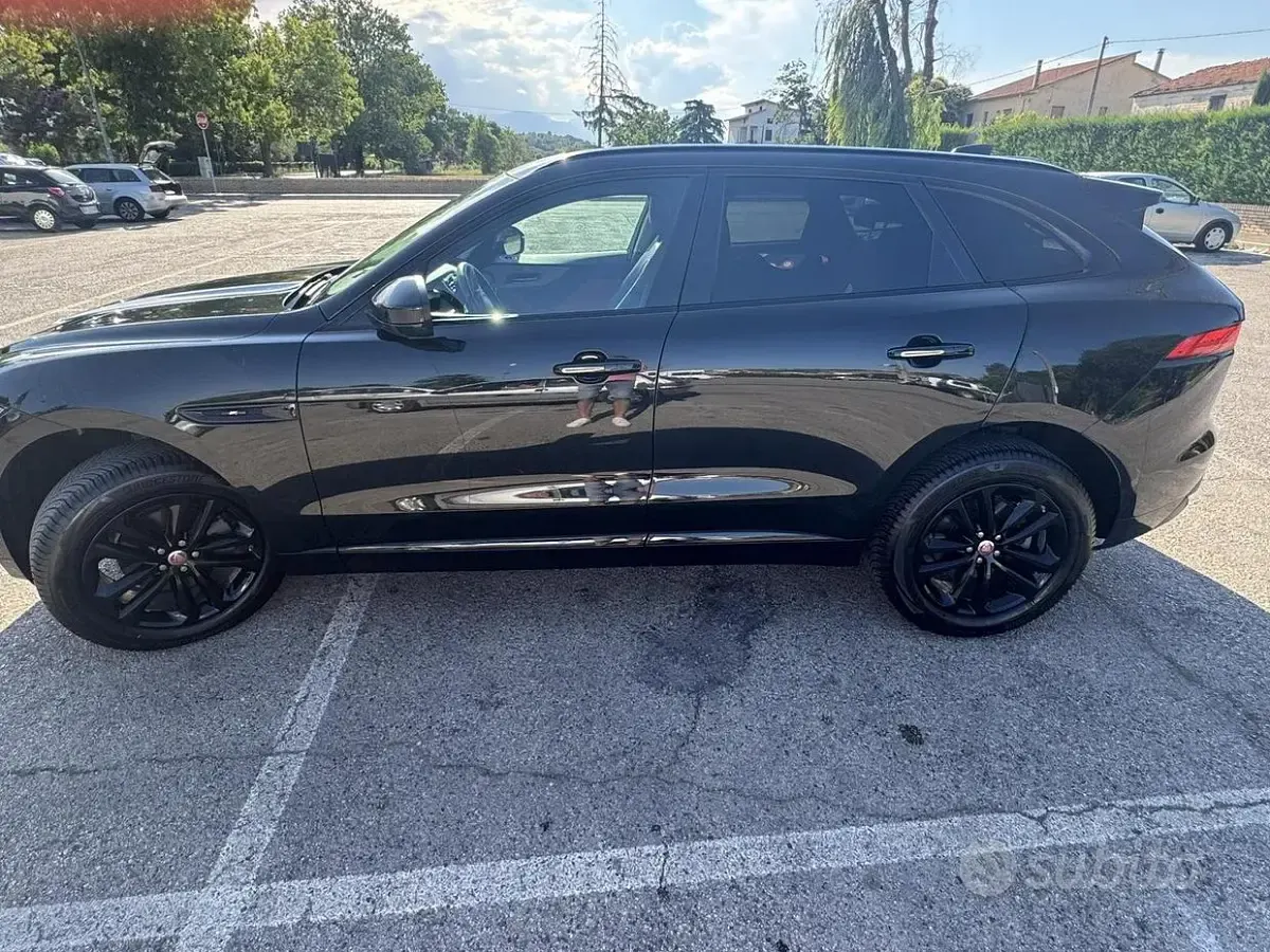 Usata Jaguar F-Pace Chequered Flag 180 CV (132 kW) 2019 Nero SUV