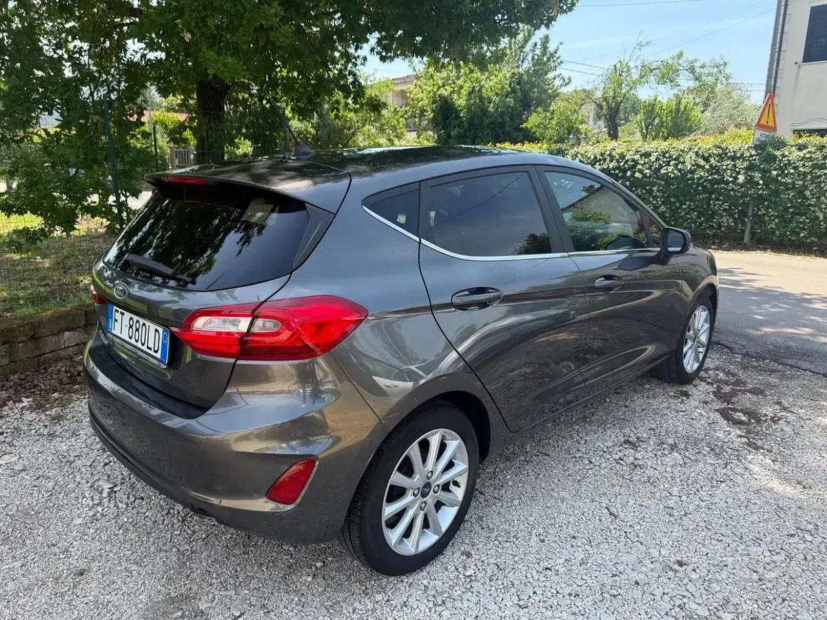 Usata Ford Fiesta 86 CV (63 kW) 2019 Grigio Utilitaria