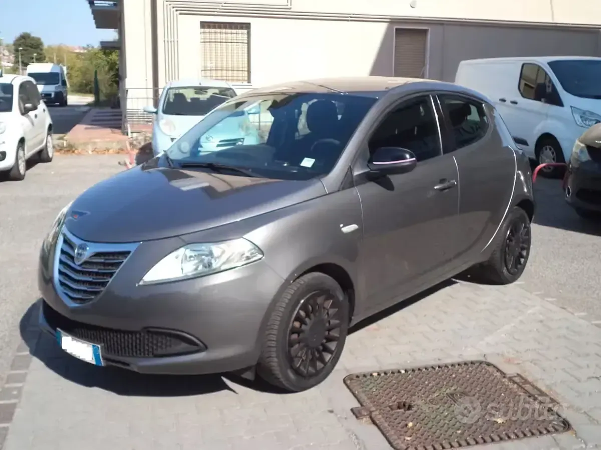 Usata Lancia Ypsilon 69 CV (50 kW) 2013 Grigio Utilitaria