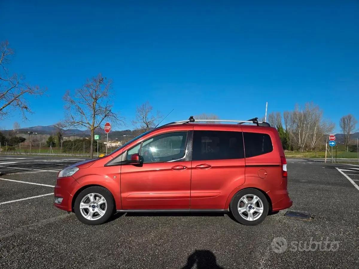 Usata Ford Tourneo Courier 95 CV (69 kW) 2015 Rosso Monovolume