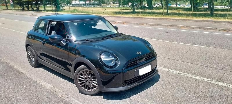 Nero Usata 2024 Mini Cooper Essential Utilitaria | 26.500 € (Cara) - Immagine 1/4