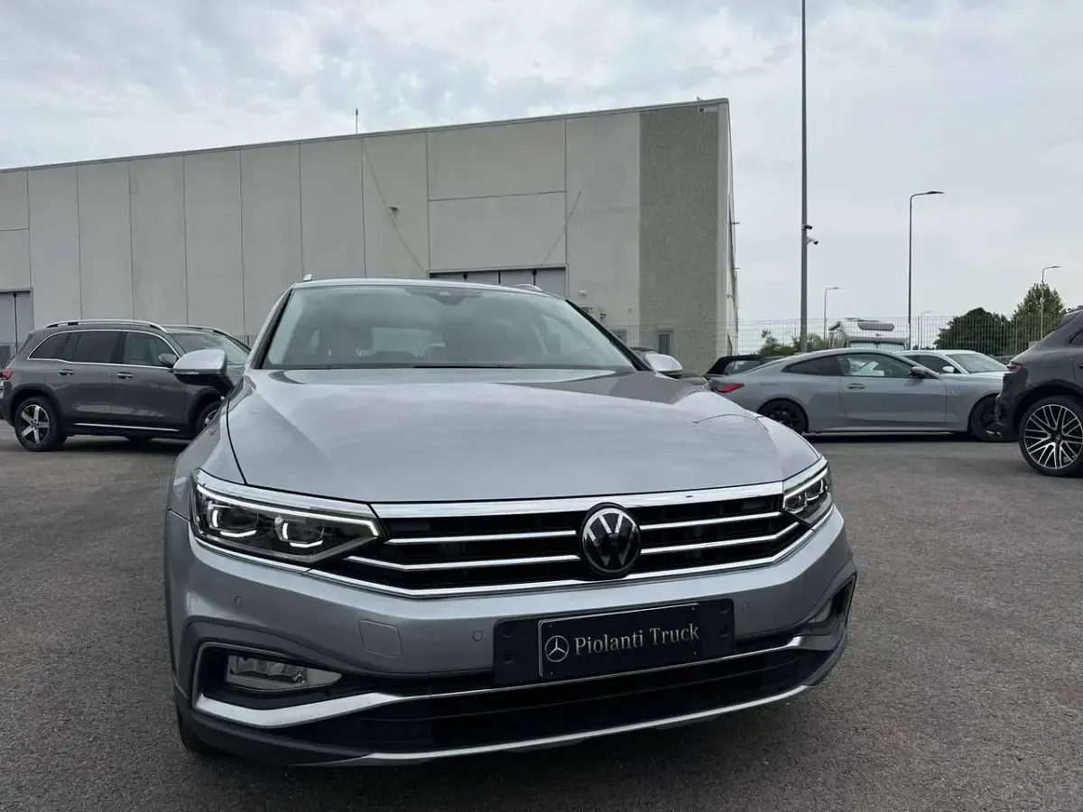 Usata VW Passat 200 CV (147 kW) 2024 Grigio Station wagon
