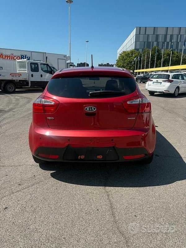 Usado Kia Rio 90 HP (66 kW) 2011 Vermelho Sedan